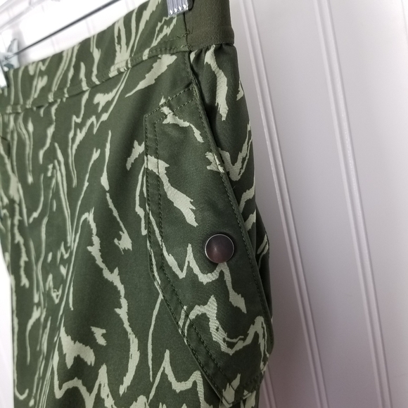 Athleta Womens Vienna Cargo Skort Size 4 Green Built in Shorts Active Print - Picture 6 of 7